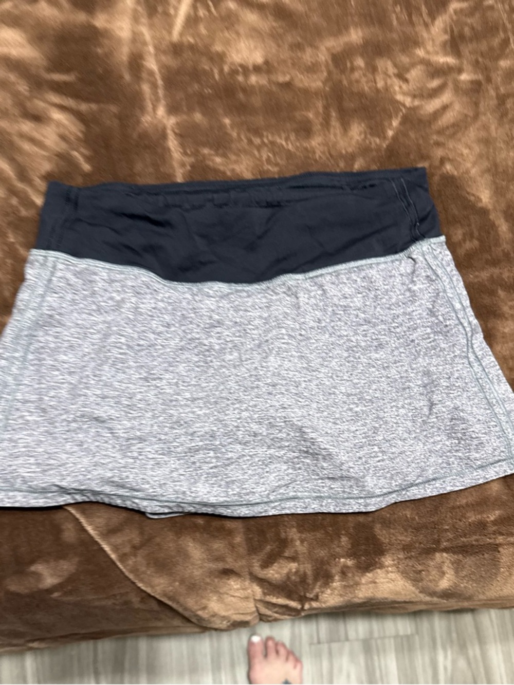 Woman’s size 6 Lululemon black Waistband Heather Gray Skort